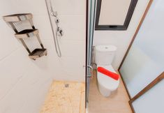 客房浴室 6 Comfy and Well Designed 2BR Sky House BSD Apartment By Travelio