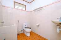 Toilet Kamar Studio Modern Look at Graha Wishnu Guest House By Travelio