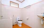 In-room Bathroom 7 Studio Modern Look at Graha Wishnu Guest House By Travelio