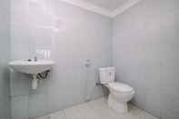 Toilet Kamar Comfy and Big Studio at Graha Wishnu Guest House By Travelio