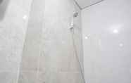 Toilet Kamar 7 2BR Luxurious at Transpark Cibubur Apartment By Travelio