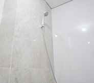 ห้องน้ำภายในห้อง 7 2BR Luxurious at Transpark Cibubur Apartment By Travelio