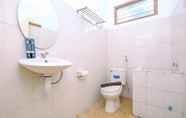 Toilet Kamar 6 Simply and Homey Studio at Graha Wishnu Guest House By Travelio