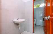 Toilet Kamar 7 Studio Room Comfort Stay at Graha Wishnu Guest House By Travelio