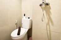 Toilet Kamar Cozy and Warm Studio at Taman Melati Jatinangor Apartment By Travelio