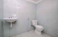 In-room Bathroom 3 Studio Room Minimalist at Graha Wishnu Guest House By Travelio