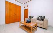 Common Space 2 Studio Room Minimalist at Graha Wishnu Guest House By Travelio