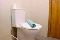 Toilet Kamar Cozy Studio Apartment at Gateway Park LRT City By Travelio