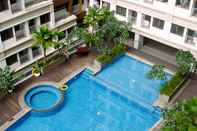 Kolam Renang Cozy Studio Apartment at Gateway Park LRT City By Travelio