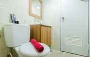 Toilet Kamar 7 Comfortable and Homey 2BR Springlake Summarecon Apartment By Travelio