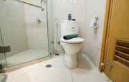 In-room Bathroom 5 Golf View 1BR Apartment at The Mansion near JIEXPO Kemayoran By Travelio