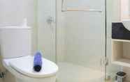 Toilet Kamar 5 Cozy 1BR at The Mansion Kemayoran Apartment By Travelio