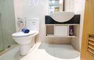 In-room Bathroom 6 2BR Apartment at The Mansion near JIEXPO Kemayoran By Travelio