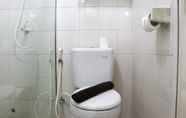 In-room Bathroom 5 Well Furnished Studio Room Apartment at Signature Park Grande By Travelio