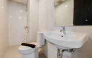 Toilet Kamar 5 Luxurious 2BR Apartment at Serpong Garden By Travelio