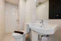 In-room Bathroom Luxurious 2BR Apartment at Serpong Garden By Travelio