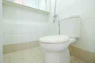 In-room Bathroom Comfort 2BR at 26th Floor Bassura City Apartment By Travelio