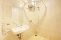 Toilet Kamar Best Choice 1BR at Parahyangan Residence Apartment By Travelio