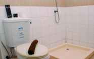 Toilet Kamar 4 Comfort Studio (No Kitchen) Apartment at Metropark Condominium Jababeka By Travelio