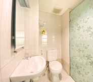 In-room Bathroom 5 Luxury 2BR at Tamansari La Grande Apartment By Travelio