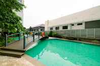 Swimming Pool Comfort and Modern Studio Apartment at Capitol Park Residence By Travelio