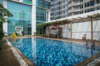 Swimming Pool Comfort and Modern Look Studio at Ambassade Kuningan Apartment By Travelio