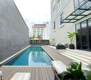 Swimming Pool 6 Maia Hotel Jakarta