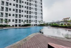 수영장 6 Studio Apartment with Comfortable Design at Serpong Garden By Travelio
