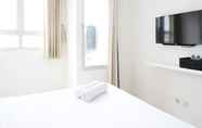 Kamar Tidur 3 Cozy and Modern Stay Studio at Puncak Permai Apartment By Travelio