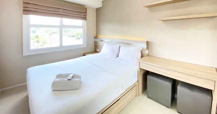 ห้องนอน Clean and Cozy 1BR Apartment at Parahyangan Residence By Travelio