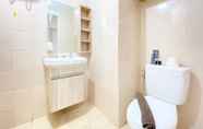 ห้องน้ำภายในห้อง 4 Clean and Cozy 1BR Apartment at Parahyangan Residence By Travelio