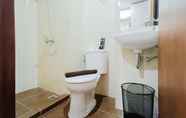 Toilet Kamar 5 Comfort Stay Studio at Vida View Makassar Apartment By Travelio