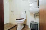 Toilet Kamar Comfort Stay Studio at Vida View Makassar Apartment By Travelio