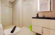 Toilet Kamar 7 Nice and New 2BR at Marquis De Lafayette Apartment By Travelio