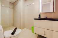 In-room Bathroom Nice and New 2BR at Marquis De Lafayette Apartment By Travelio
