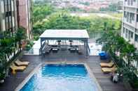 Kolam Renang Comfy and Best Studio Apartment at Gateway Park LRT City By Travelio