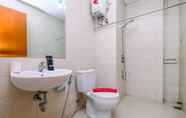 Toilet Kamar 6 Nice and Fancy Studio Apartment at Woodland Park Residence By Travelio