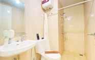 Toilet Kamar 5 Pleasant and Restful 2BR at Apartment at Parahyangan Residence By Travelio