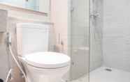 Toilet Kamar 5 Comfort and Fancy 1BR at Gold Coast Apartment By Travelio