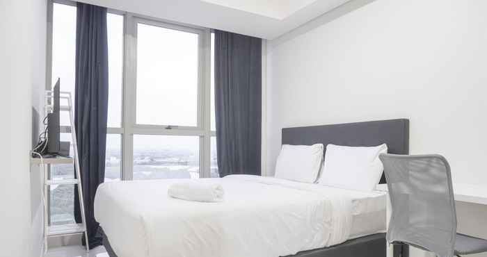 Kamar Tidur Comfort and Fancy 1BR at Gold Coast Apartment By Travelio