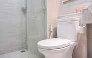 In-room Bathroom 5 Comfort and Pleasant 2BR at Gold Coast Apartment By Travelio