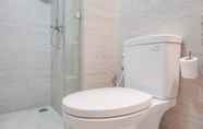 In-room Bathroom 6 Comfort and Pleasant 2BR at Gold Coast Apartment By Travelio