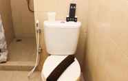 Toilet Kamar 7 Warm and Comfort 2BR at Marina Ancol Apartment By Travelio