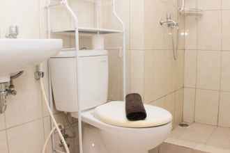 Toilet Kamar 4 Comfy and Fancy 2BR Apartment at Springlake Summarecon By Travelio