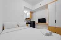 Kamar Tidur Simply Look and Nice Studio Serpong Garden Apartment By Travelio