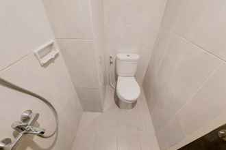 Toilet Kamar 4 Simply Look and Nice Studio Serpong Garden Apartment By Travelio