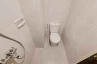 Toilet Kamar Simply Look and Nice Studio Serpong Garden Apartment By Travelio