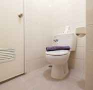 Toilet Kamar 3 Comfy Spacious Studio Signature Park Grande By Travelio