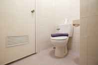 Toilet Kamar Comfy Spacious Studio Signature Park Grande By Travelio