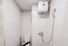 In-room Bathroom Cozy with Modern Design Studio at Parkland Avenue Apartment By Travelio